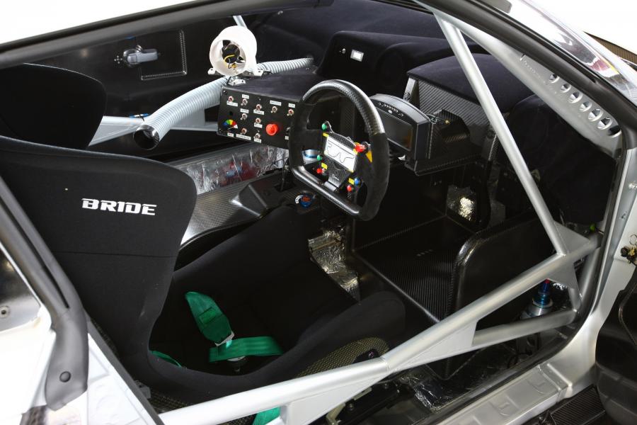  Nissan GT-R FIA GT1 2010 года  (фото 5 из 13)
